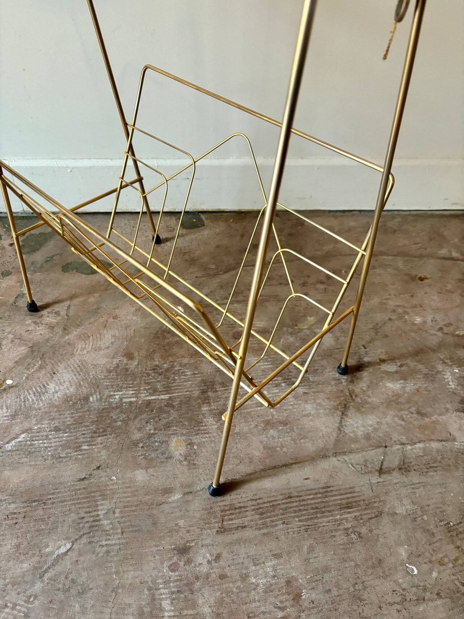 End table, Erdecor magazine holder in gold metal and black glass