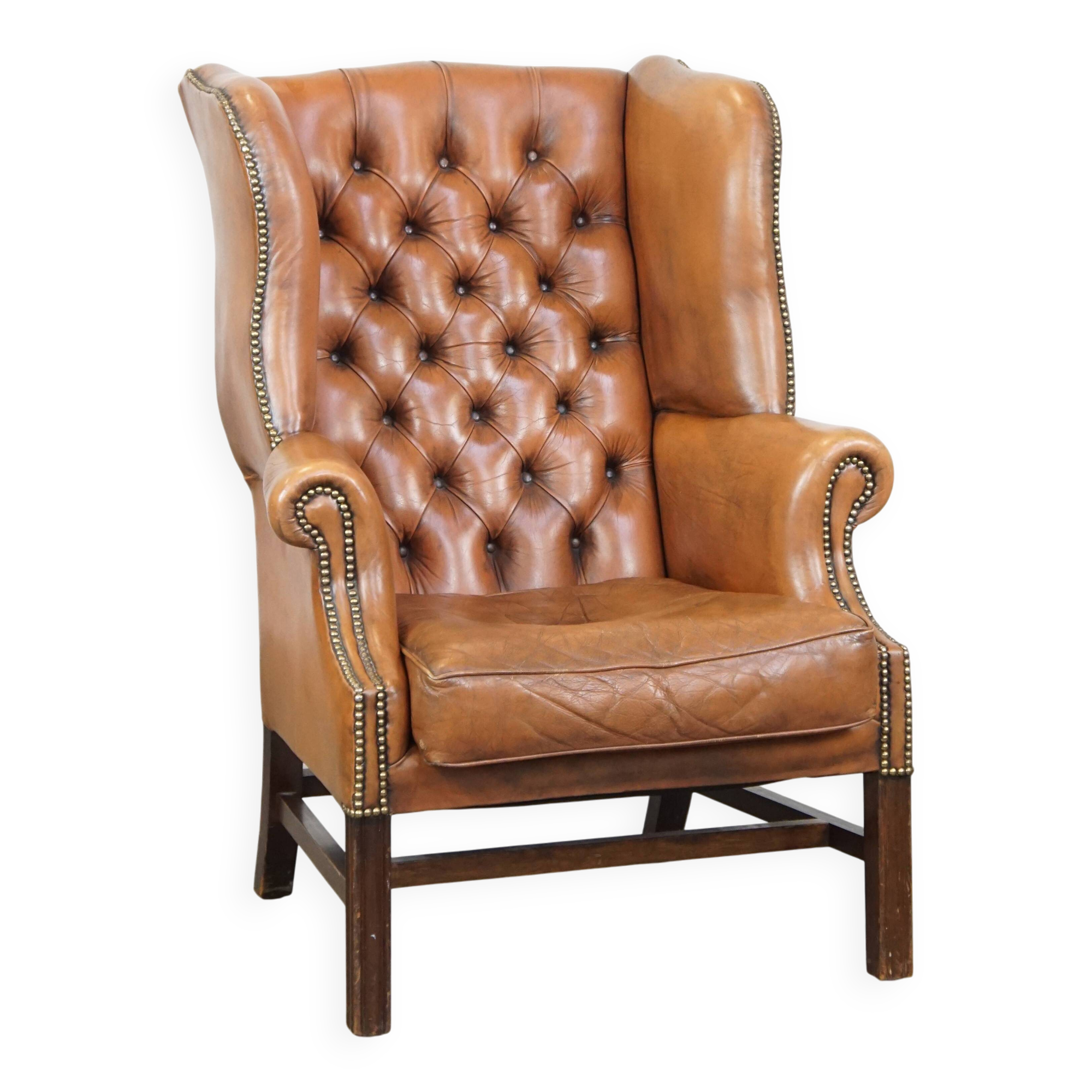 Fauteuil Chesterfield anglais classique en cuir de vachette couleur cognac clair