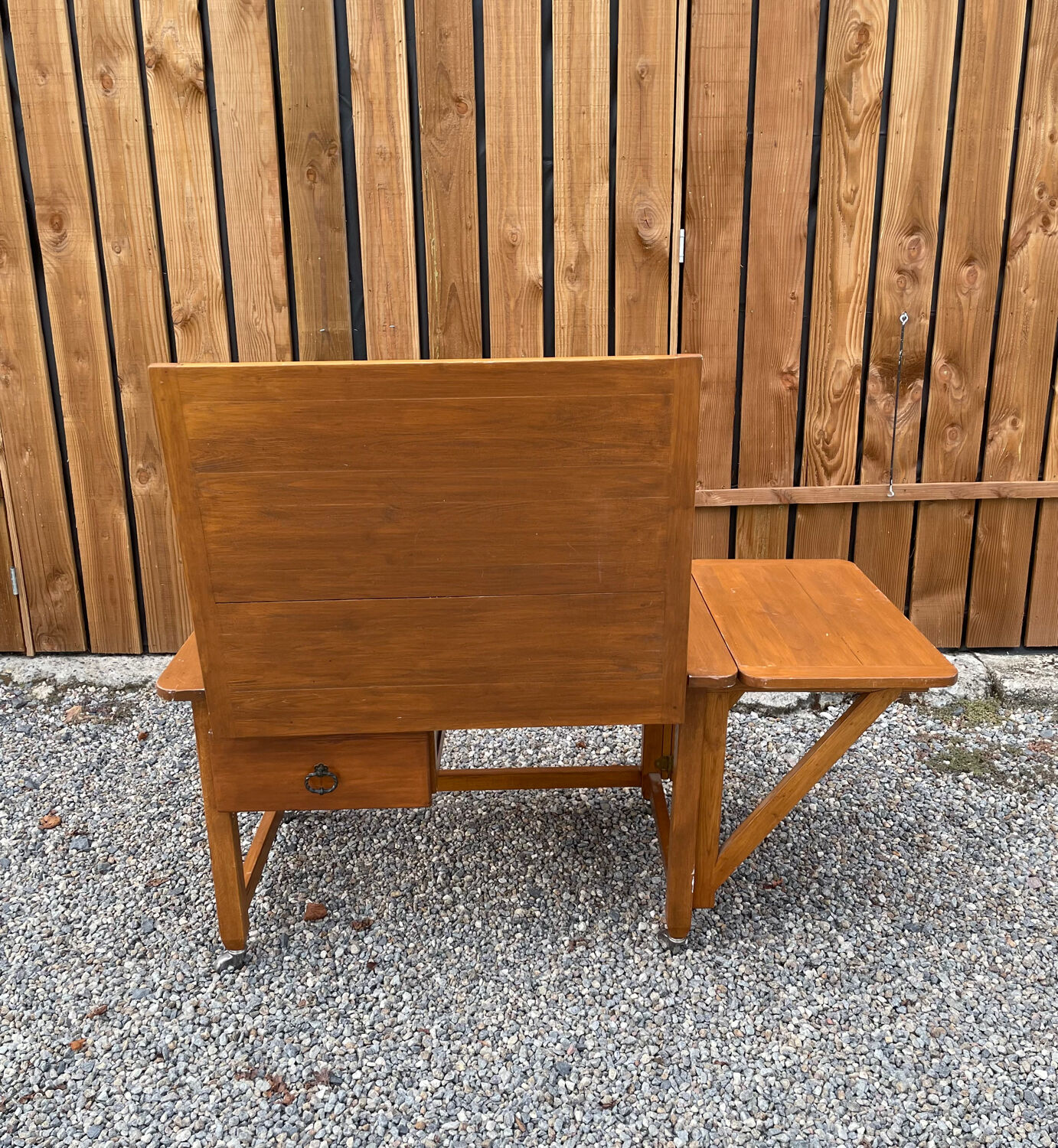 Extendable wooden desk with drawer