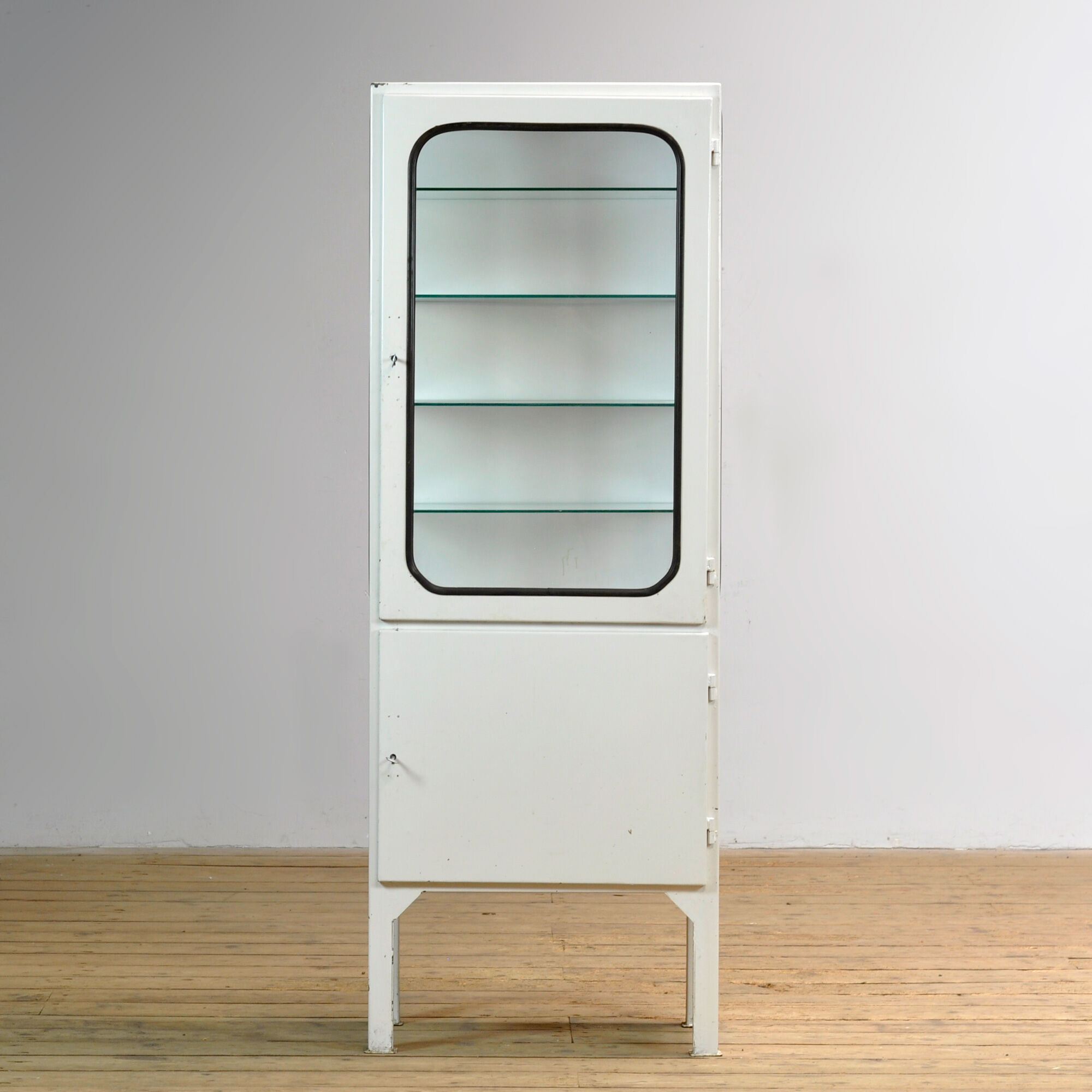 Vintage medicine cabinet, 1970s