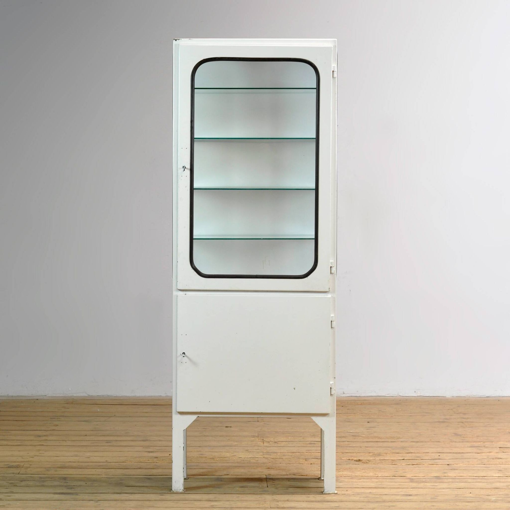 Vintage medicine cabinet, 1970s