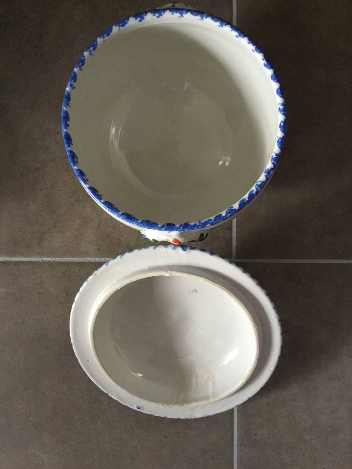 Soup tureen or vegetable dish