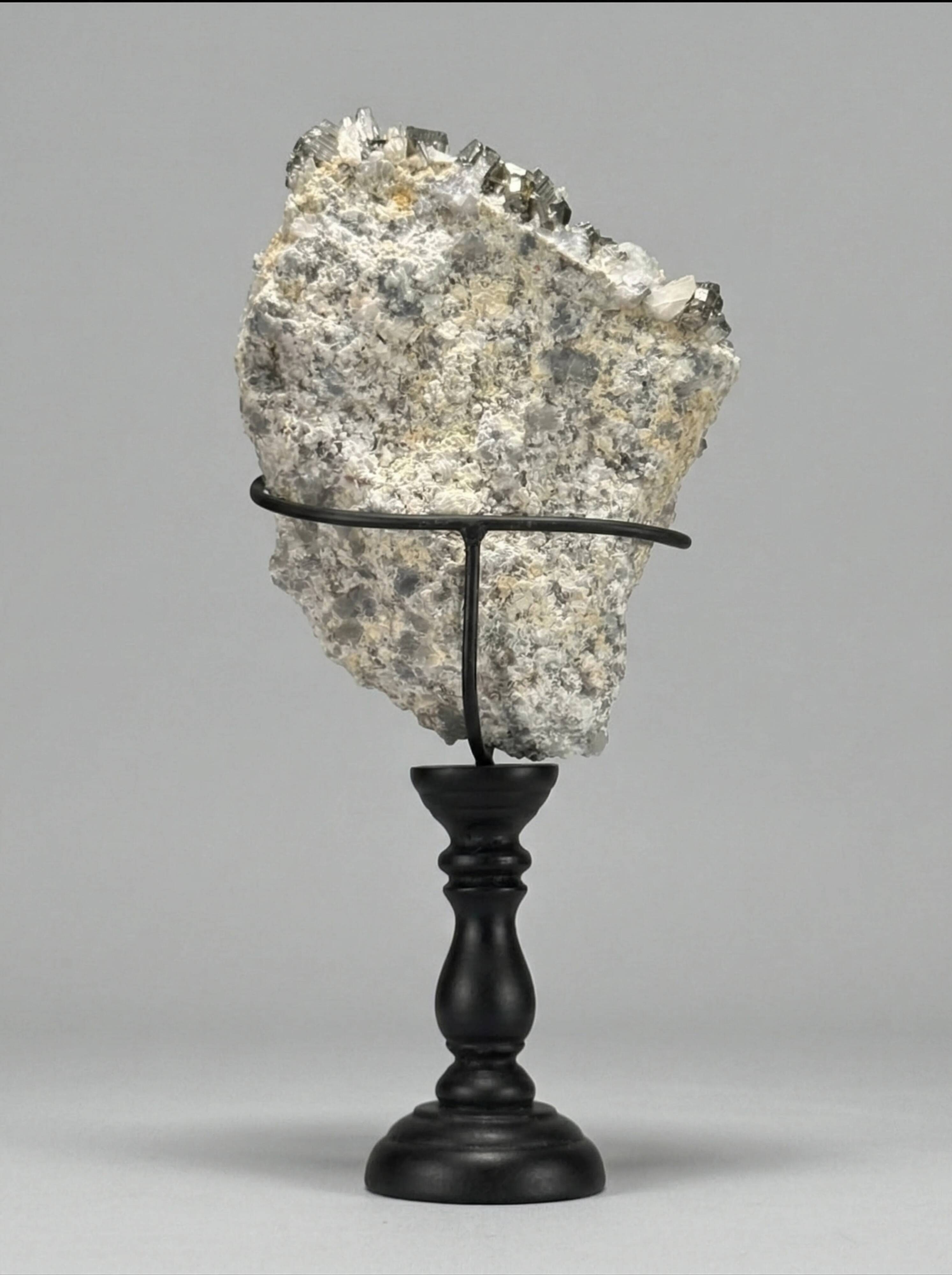 Duo pyrite & quartz cristallin — sculptures minérales sur socles