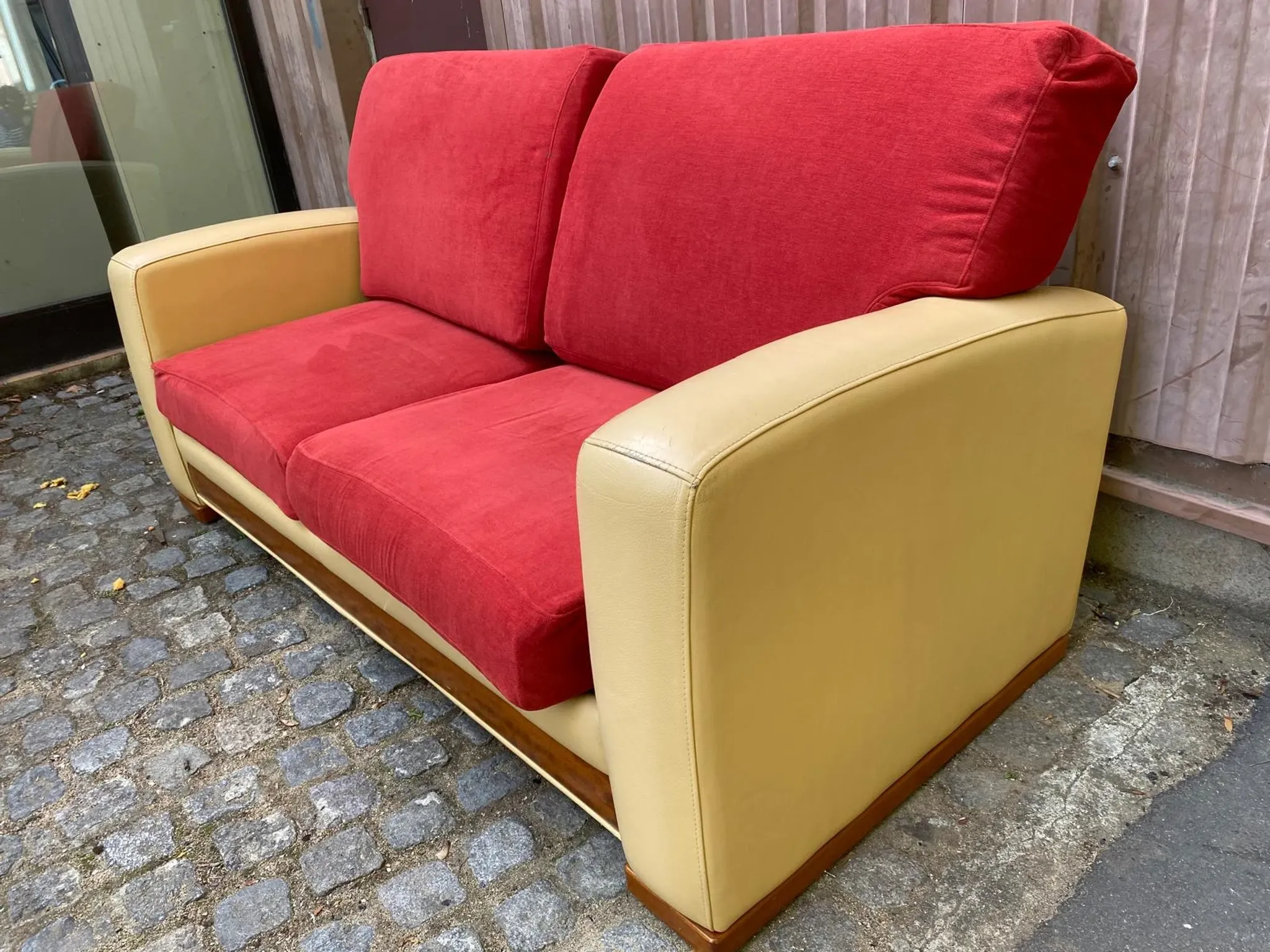 Art Deco 3-seater convertible sofa in genuine beige leather and red fabric from the 1980s.
