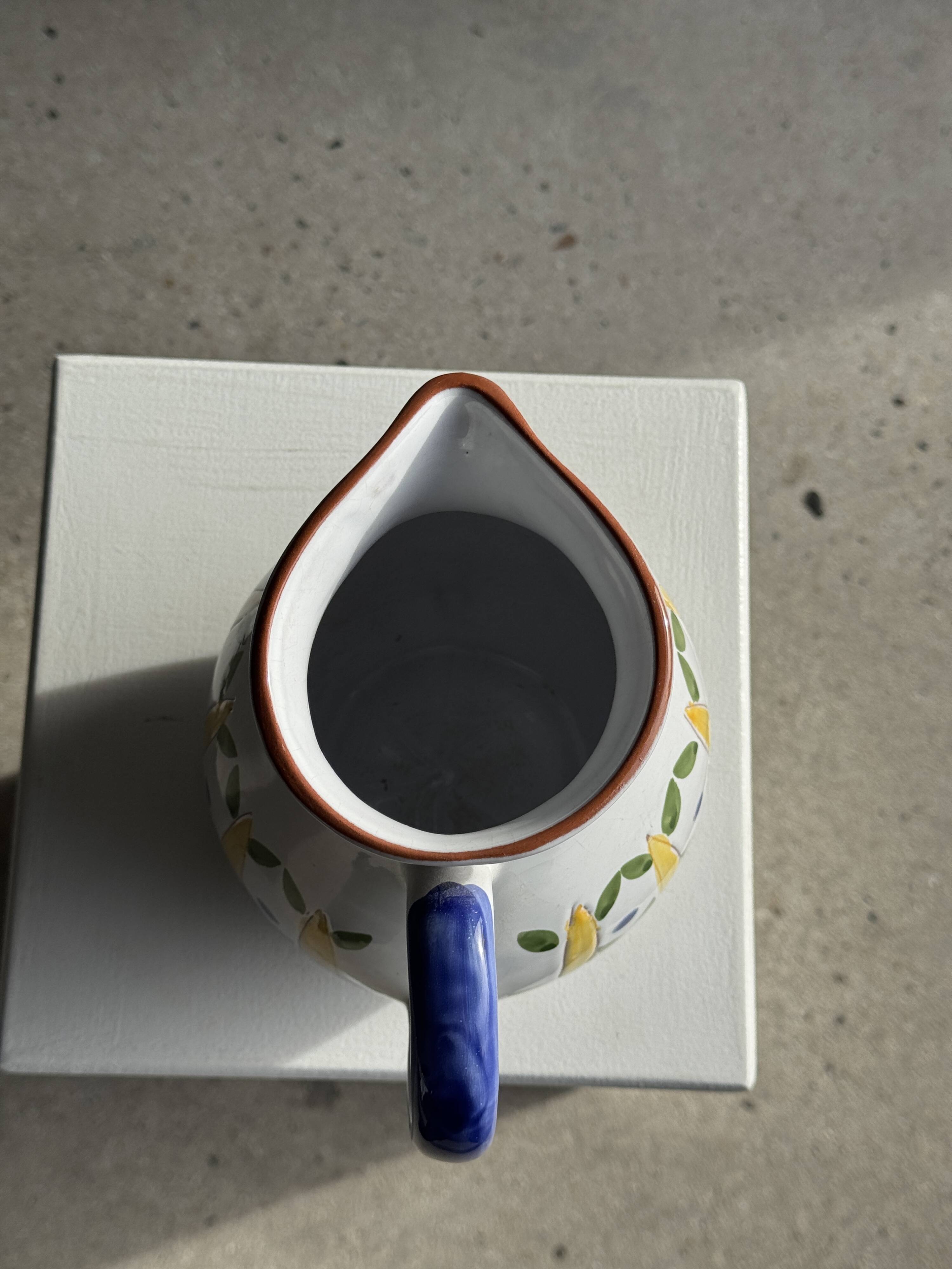 Grande carafe blanche en terre cuite à motif de frise stylisée verte jaune