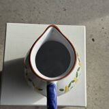 Grande carafe blanche en terre cuite à motif de frise stylisée verte jaune