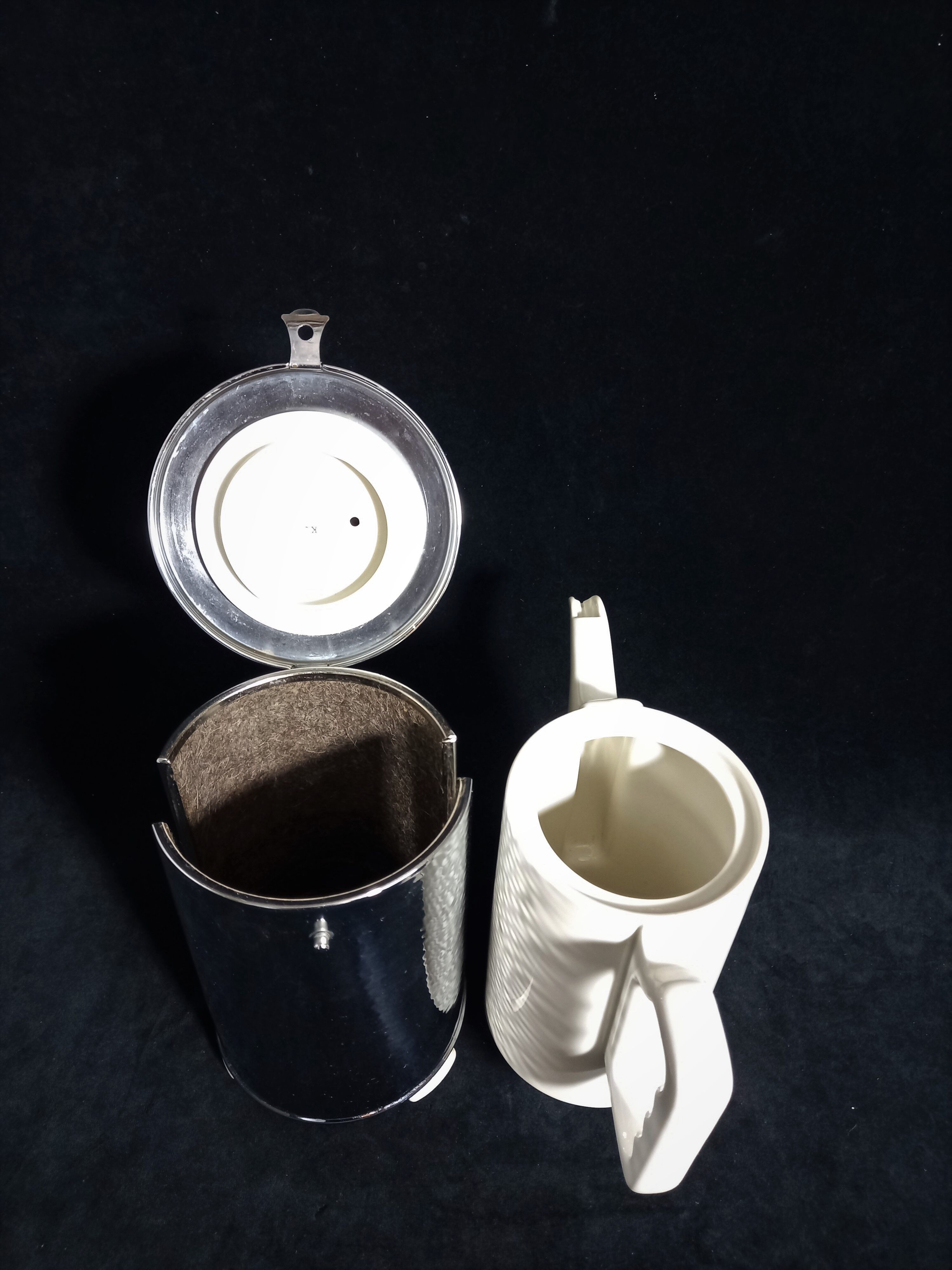 Large art deco insulating coffee maker in hammered metal and porcelain (by bauscher & sus)