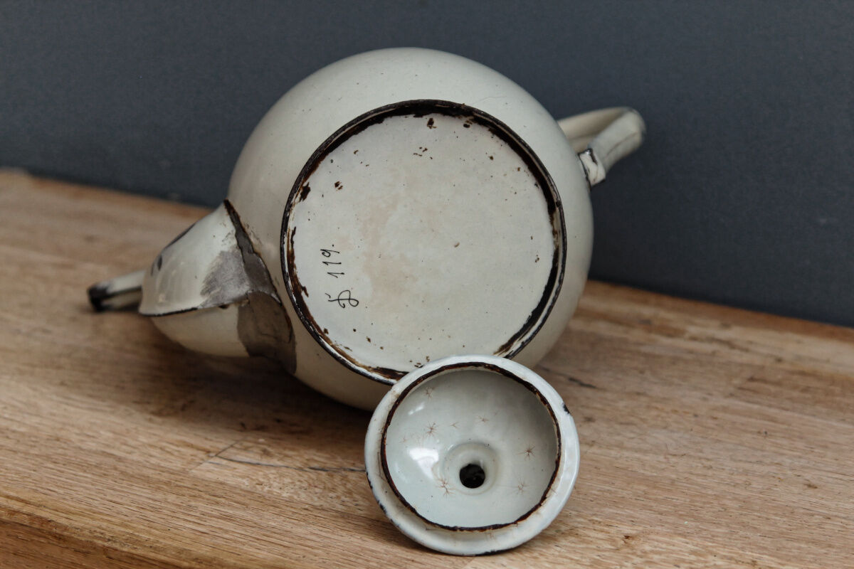 Flowered coffee maker, enamelled sheet metal