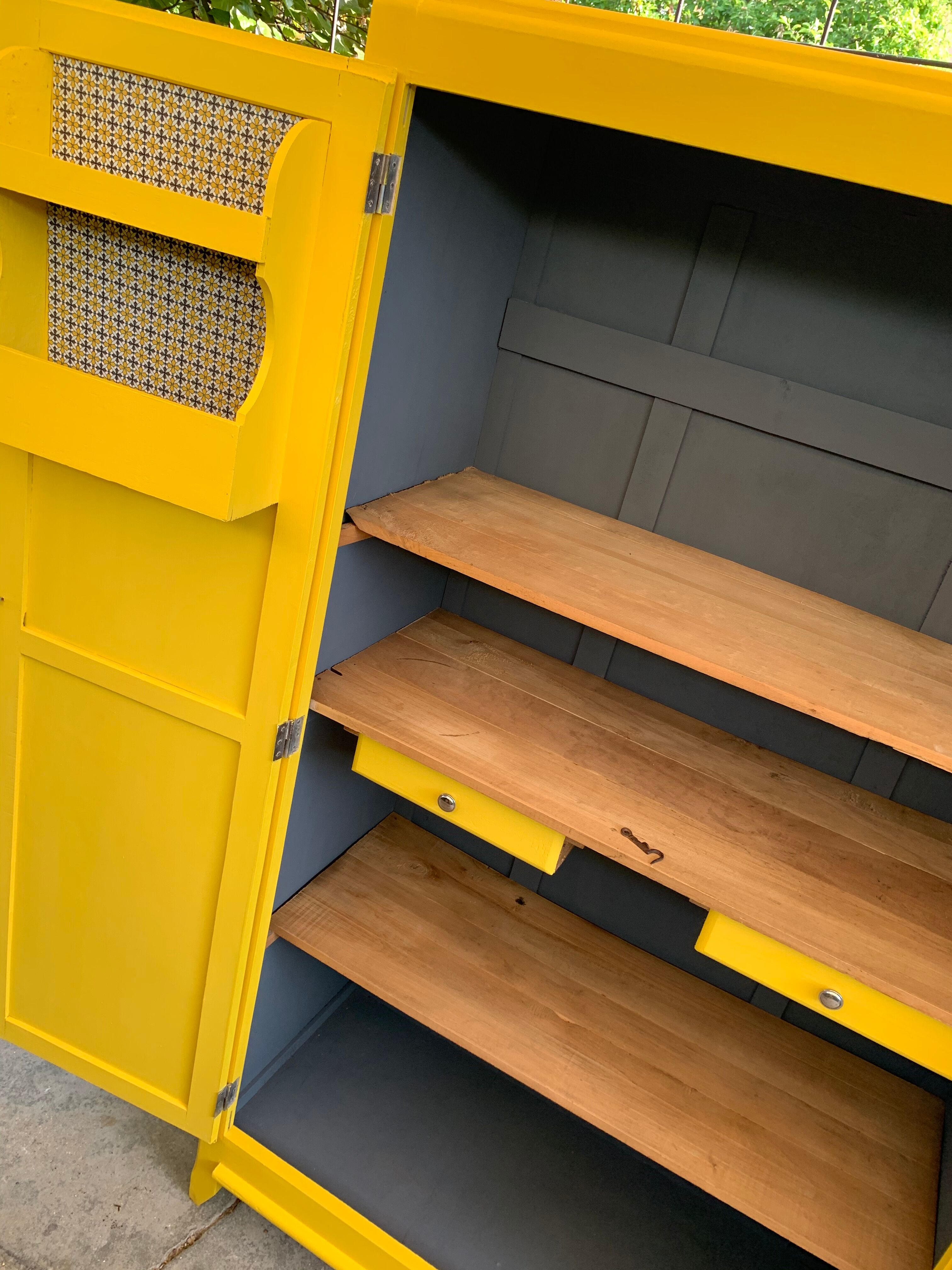 Armoire parisienne jaune poudrée 1950