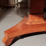 Round central foot table.