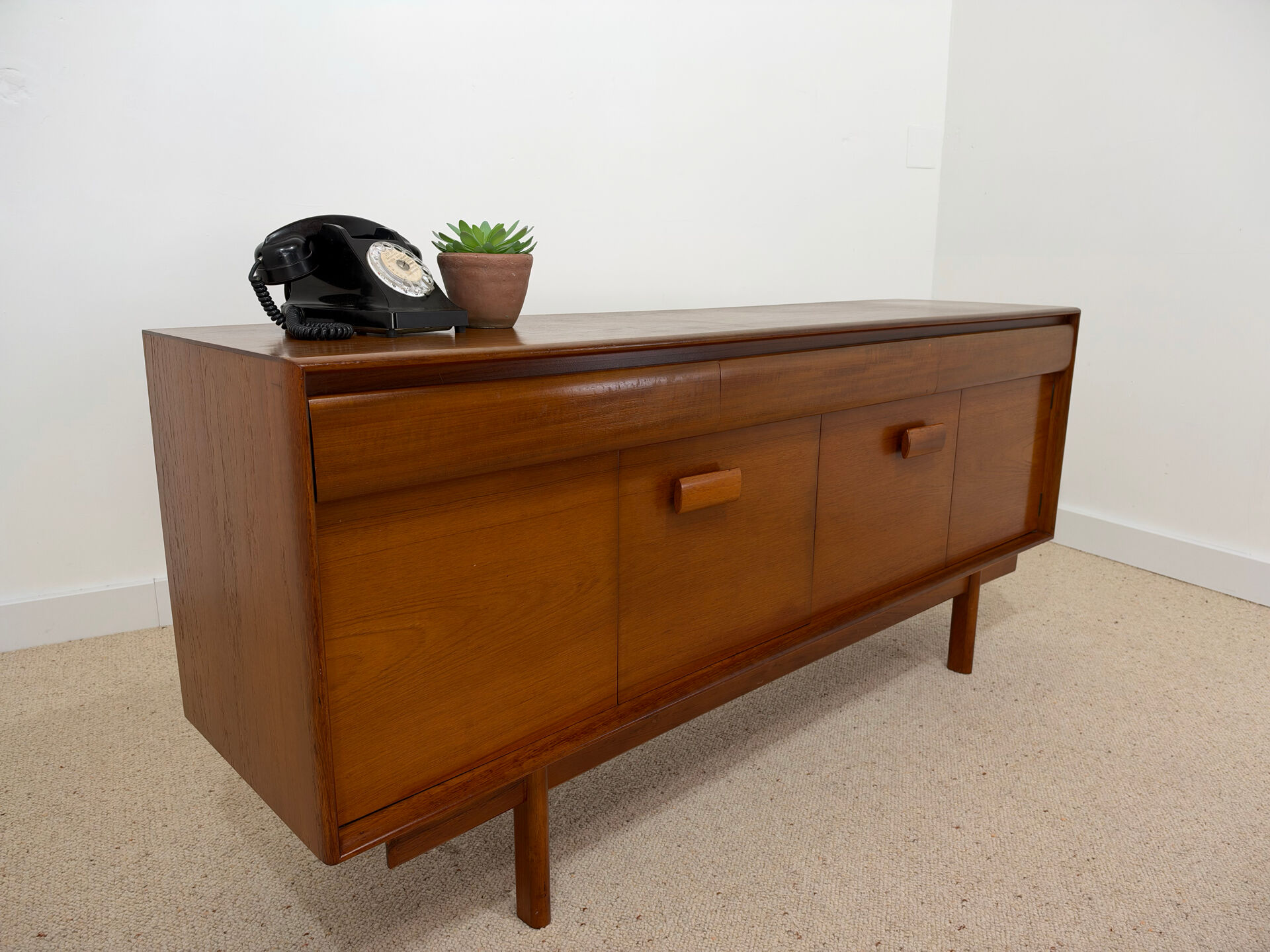 Enfilade en teck White & Newton – modèle Byfolder – années 60
