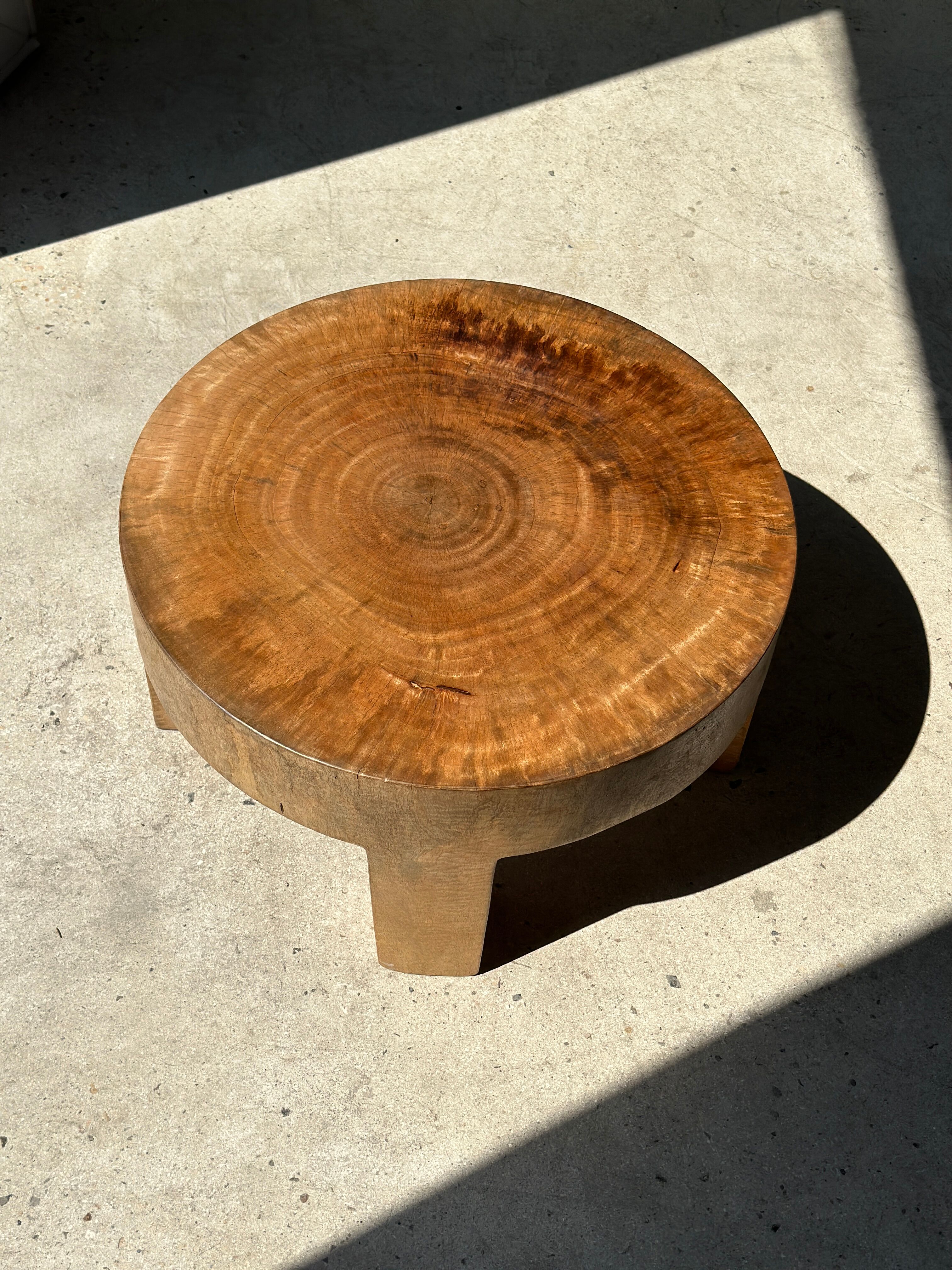 Quadripod coffee table in solid wood monoxyl natural color (dark)