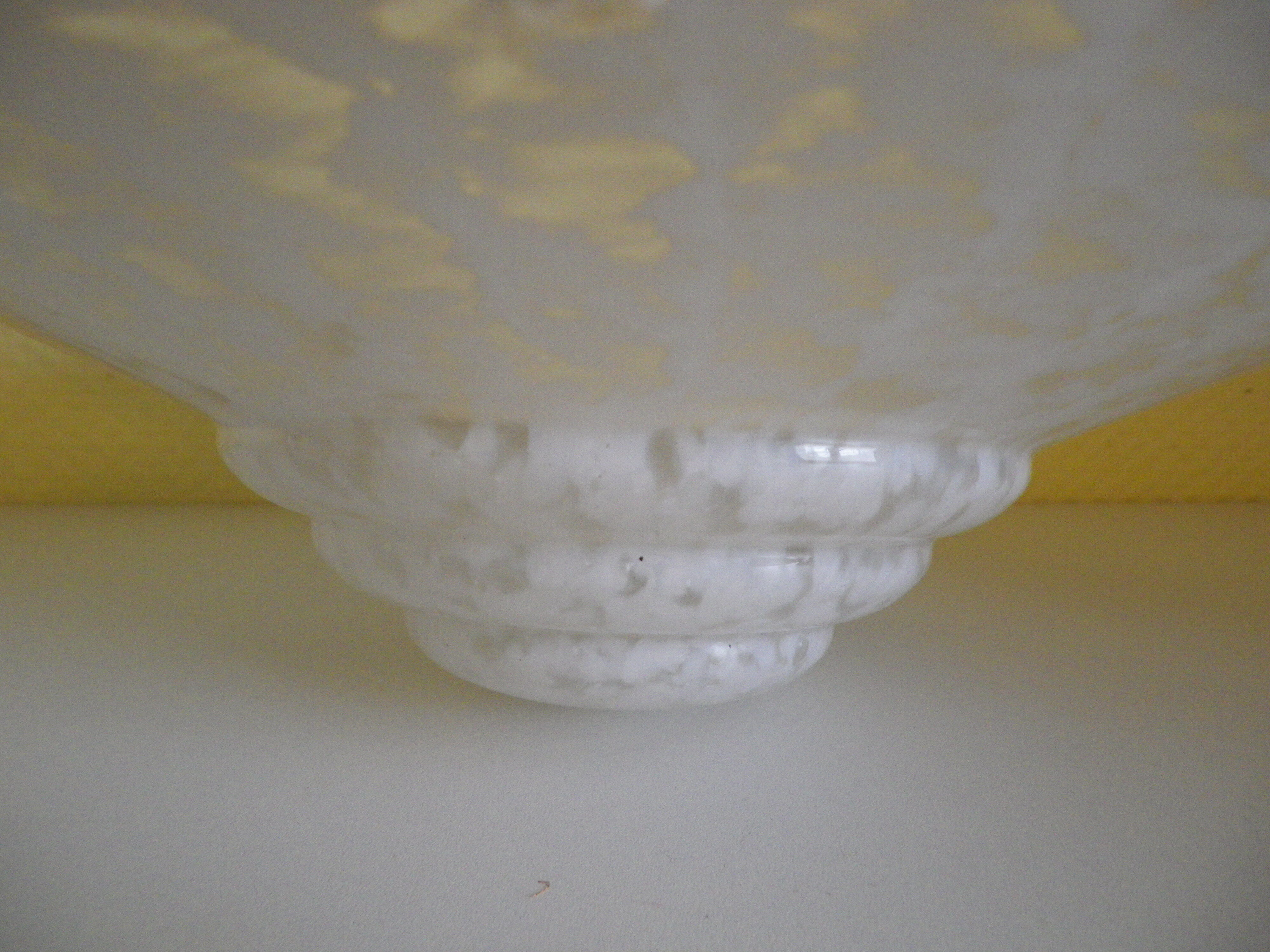 Suspension en opaline blanche  années 1940