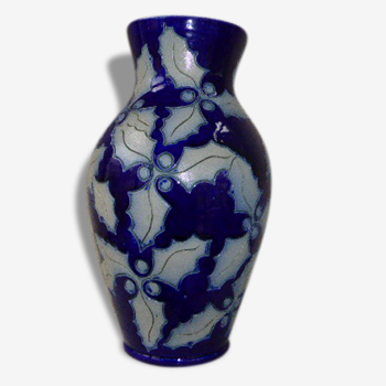 Vase en grés d'Alsace, bleu marine, motif feuilles de houx, estmpillé et numéroté vintage