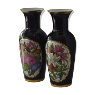 Paire de vases en porcelaine