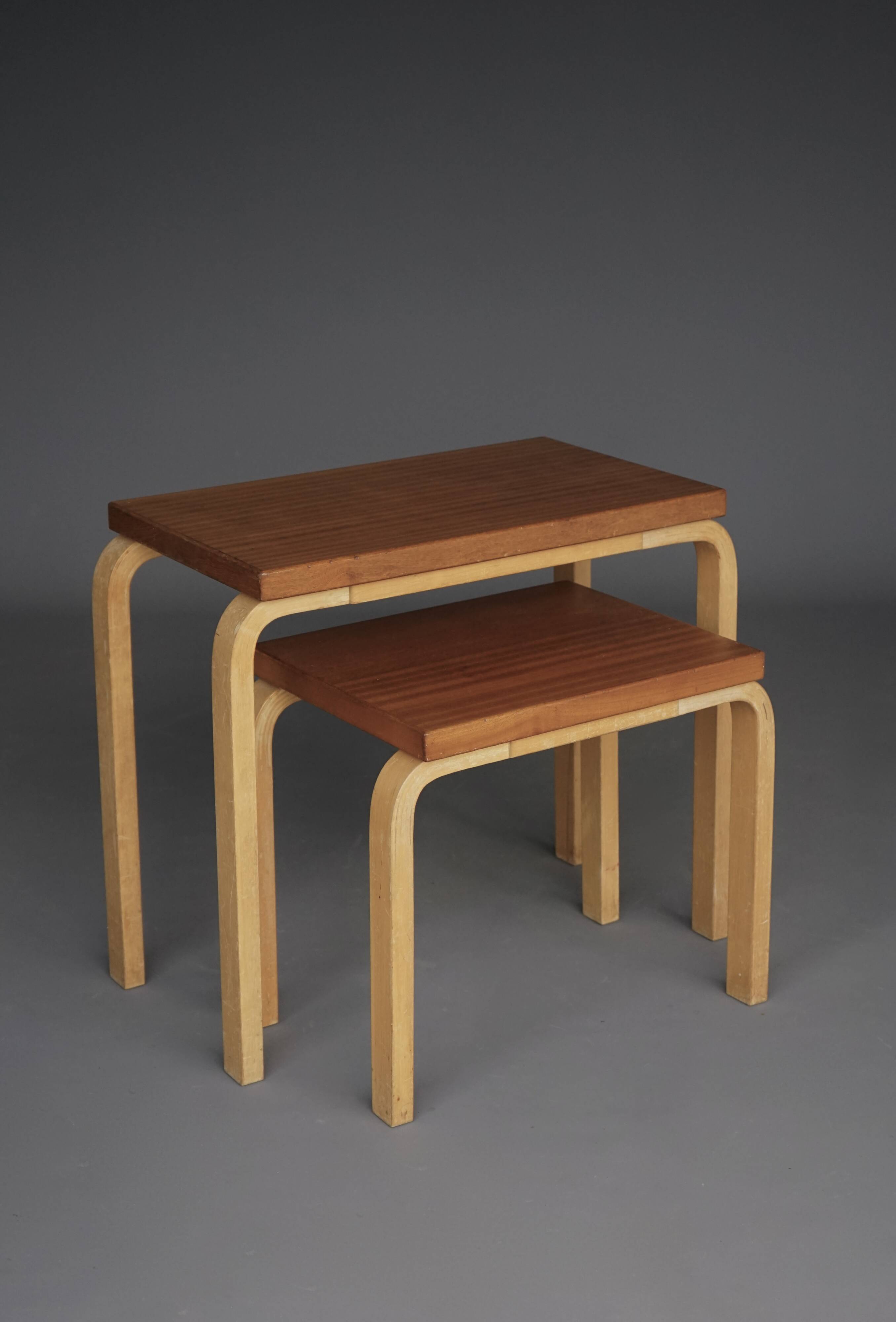 Tables gigognes modèle 88 par Alvar Aalto pour Artek, années 1960. Lot de 2