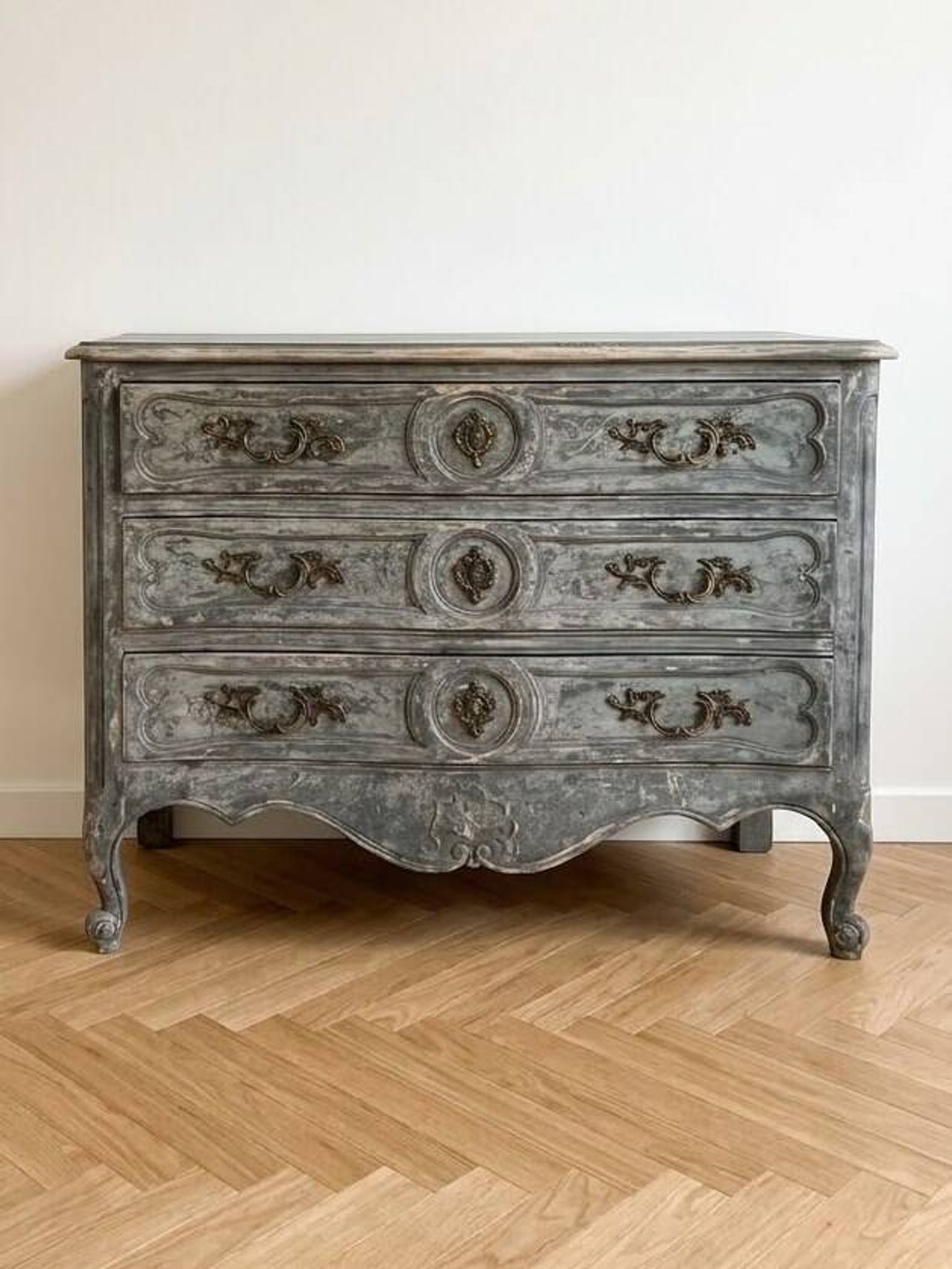 Commode Louis XV patinée gris