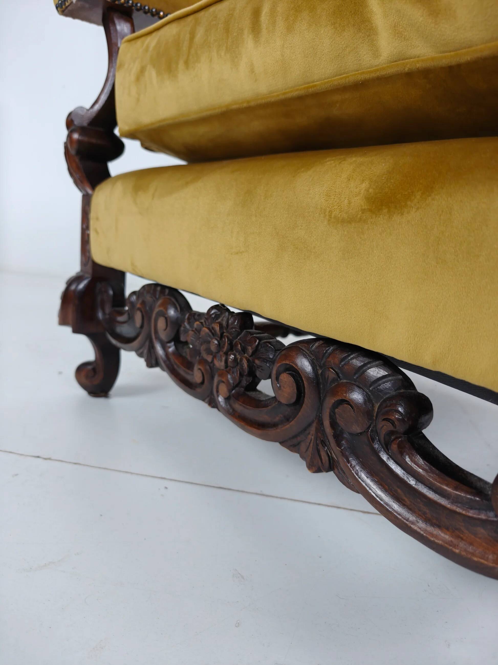 Paire de fauteuils en noyer sculpté du XIXe siècle – motifs floraux – revêtement en velours