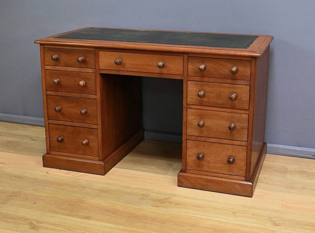 Victorian Mahogany Pedestal Desk, England – Late 19th Century