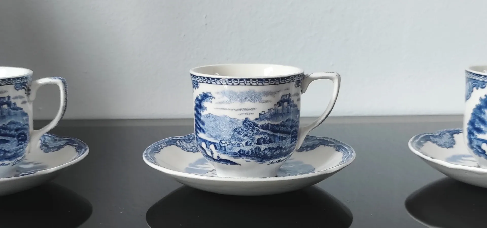 Lot de tasses et soucoupes vintage