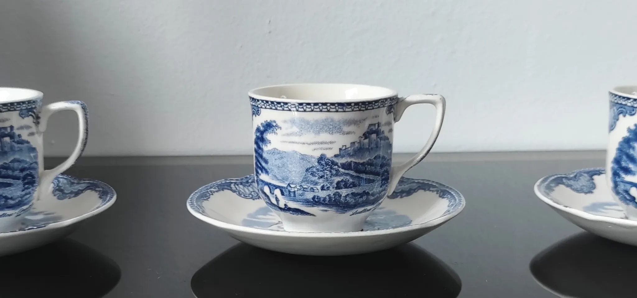 Lot de tasses et soucoupes vintage