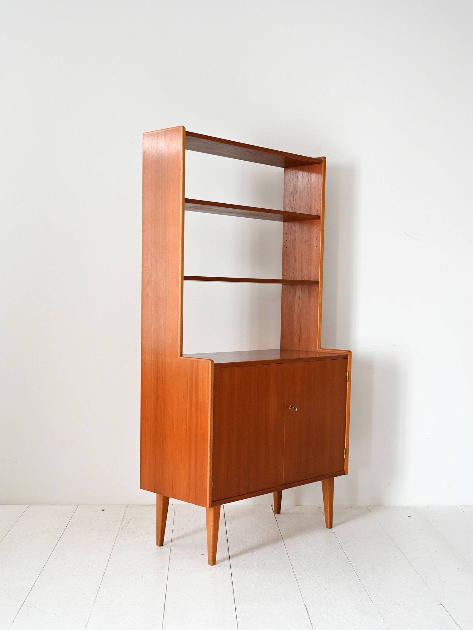 Bibliothèque scandinave vintage avec armoire et étagères