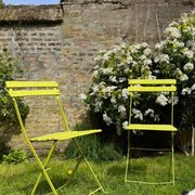 Deux chaises de jardin anciennes pliantes