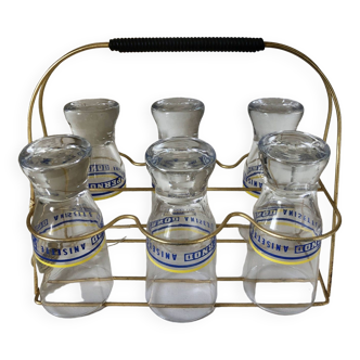 Lot 6 Pernod glasses and its display