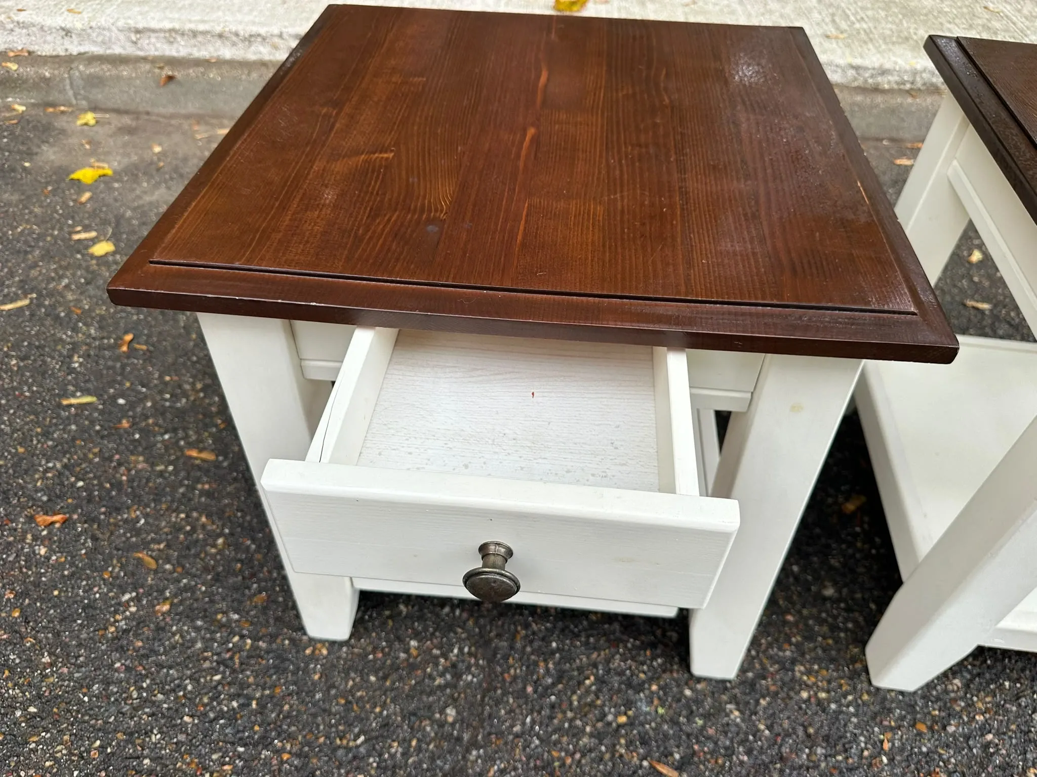 2 farmhouse bedside tables in white and solid wood from 1990.