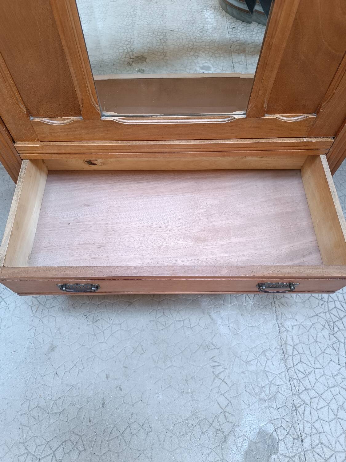 Vintage Parisian wardrobe - bonnetière