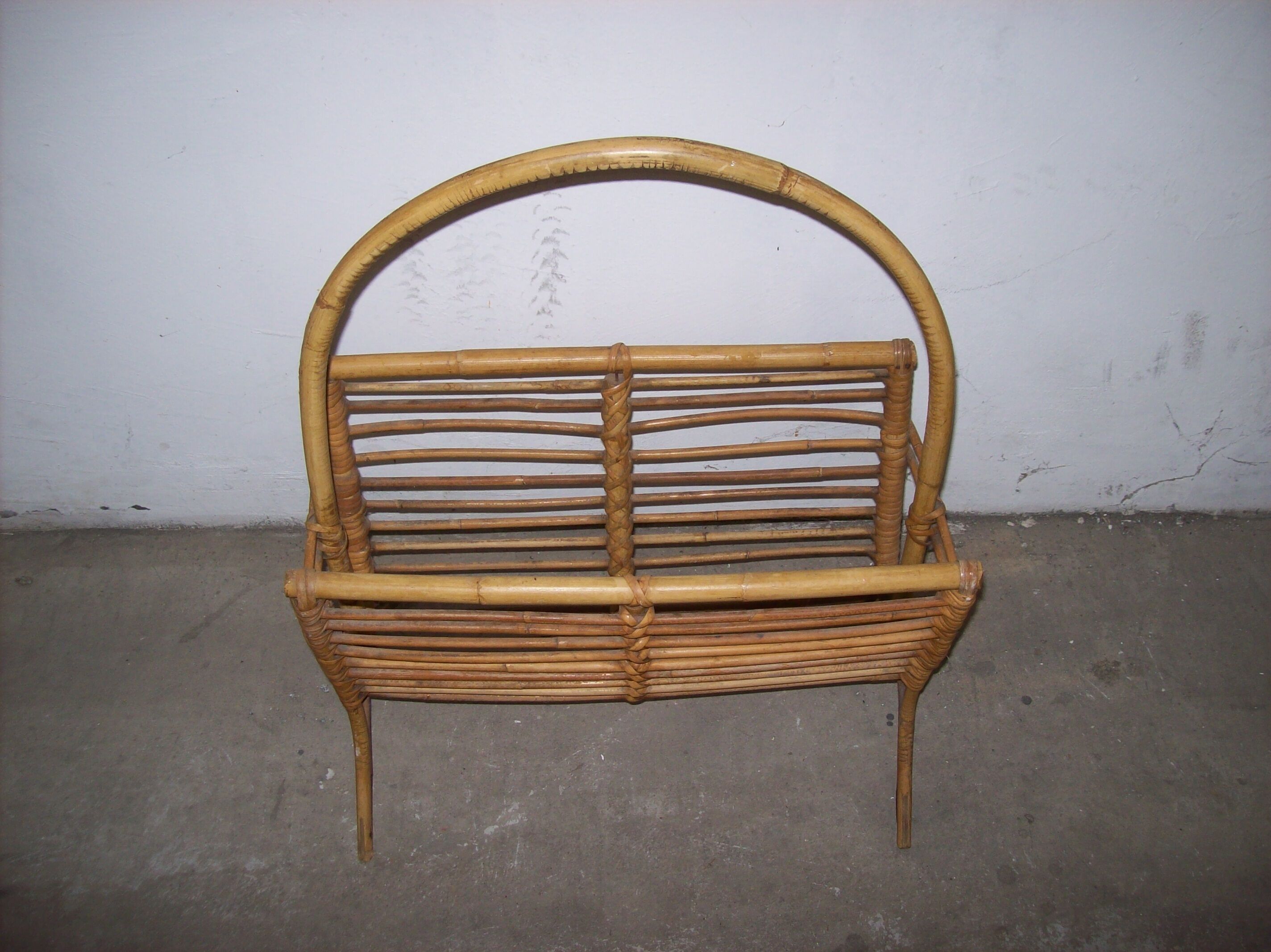 Rattan magazines holder