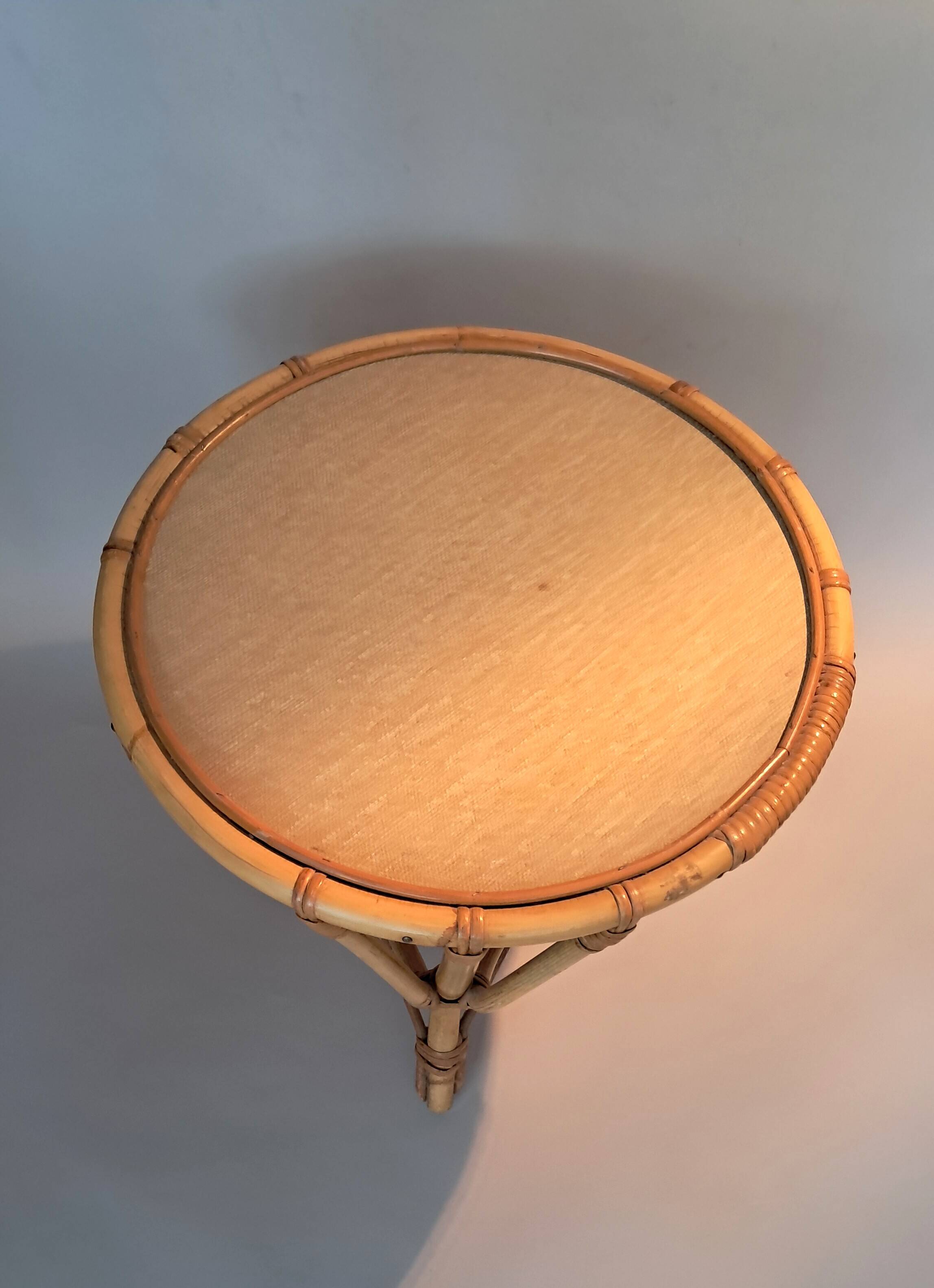 Tripod table in bamboo and rattan from 1960.