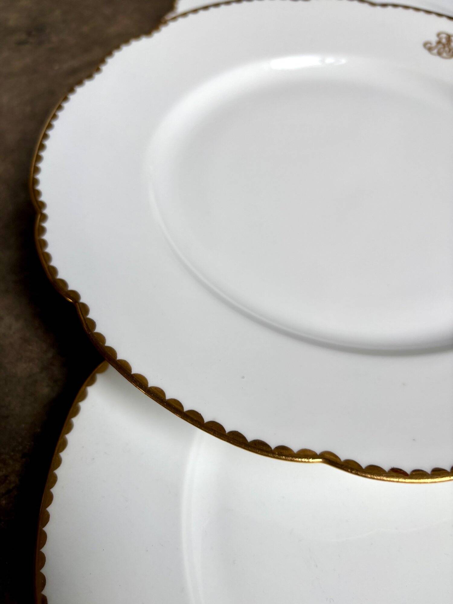 6 scalloped dinner plates in gilded and monogrammed Paris porcelain