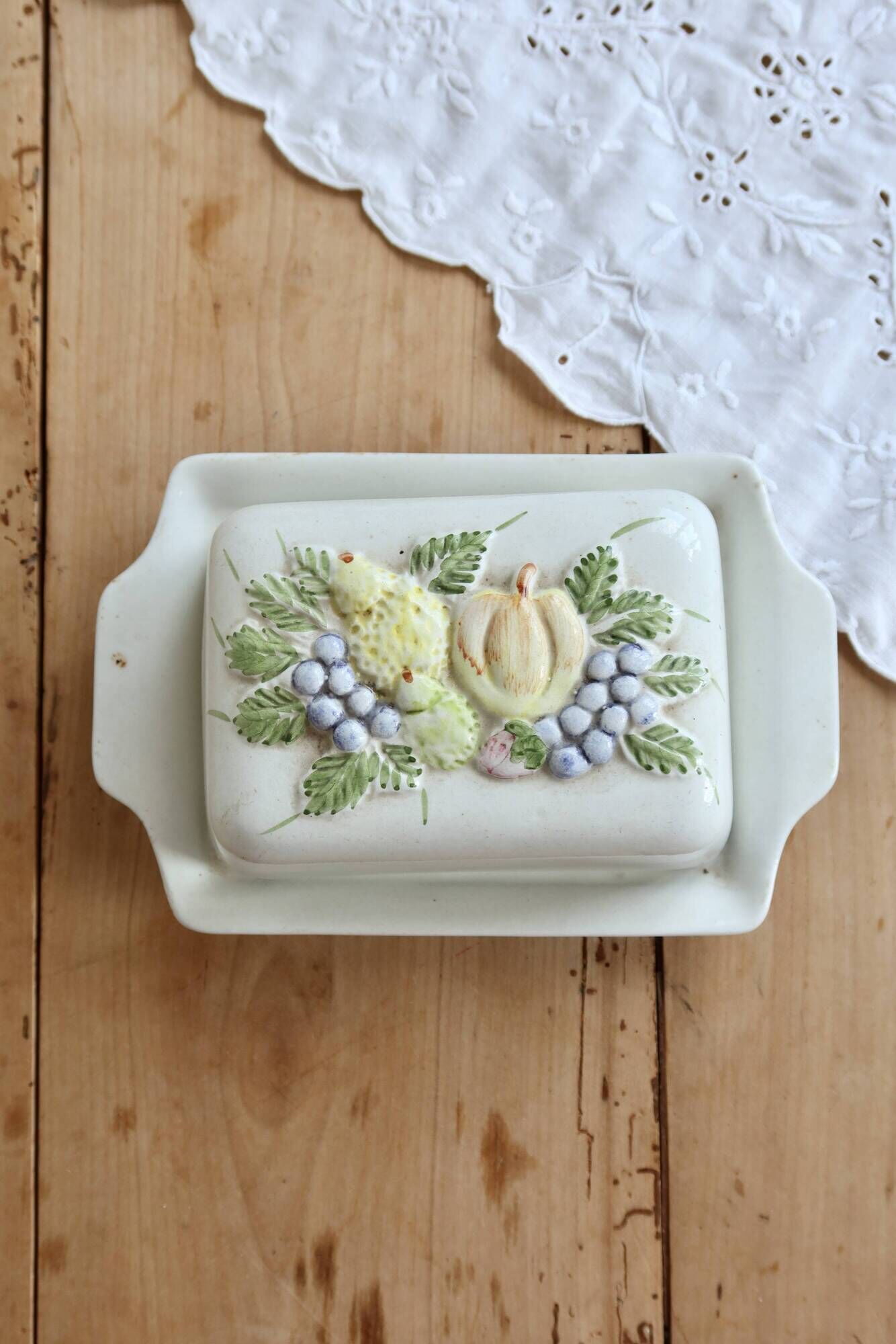 Large vintage faience butter dish and barbotine with fruit motif - Gerber Prestige
