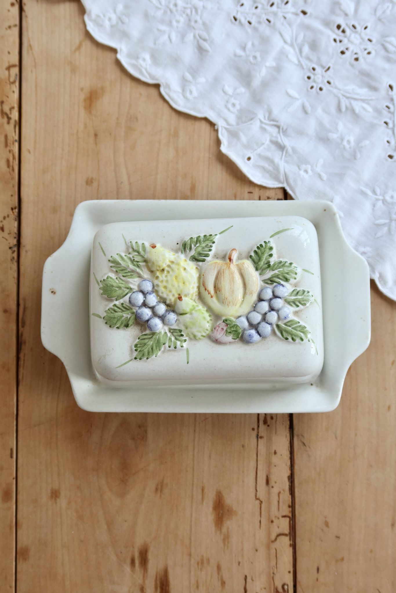 Large vintage faience butter dish and barbotine with fruit motif - Gerber Prestige