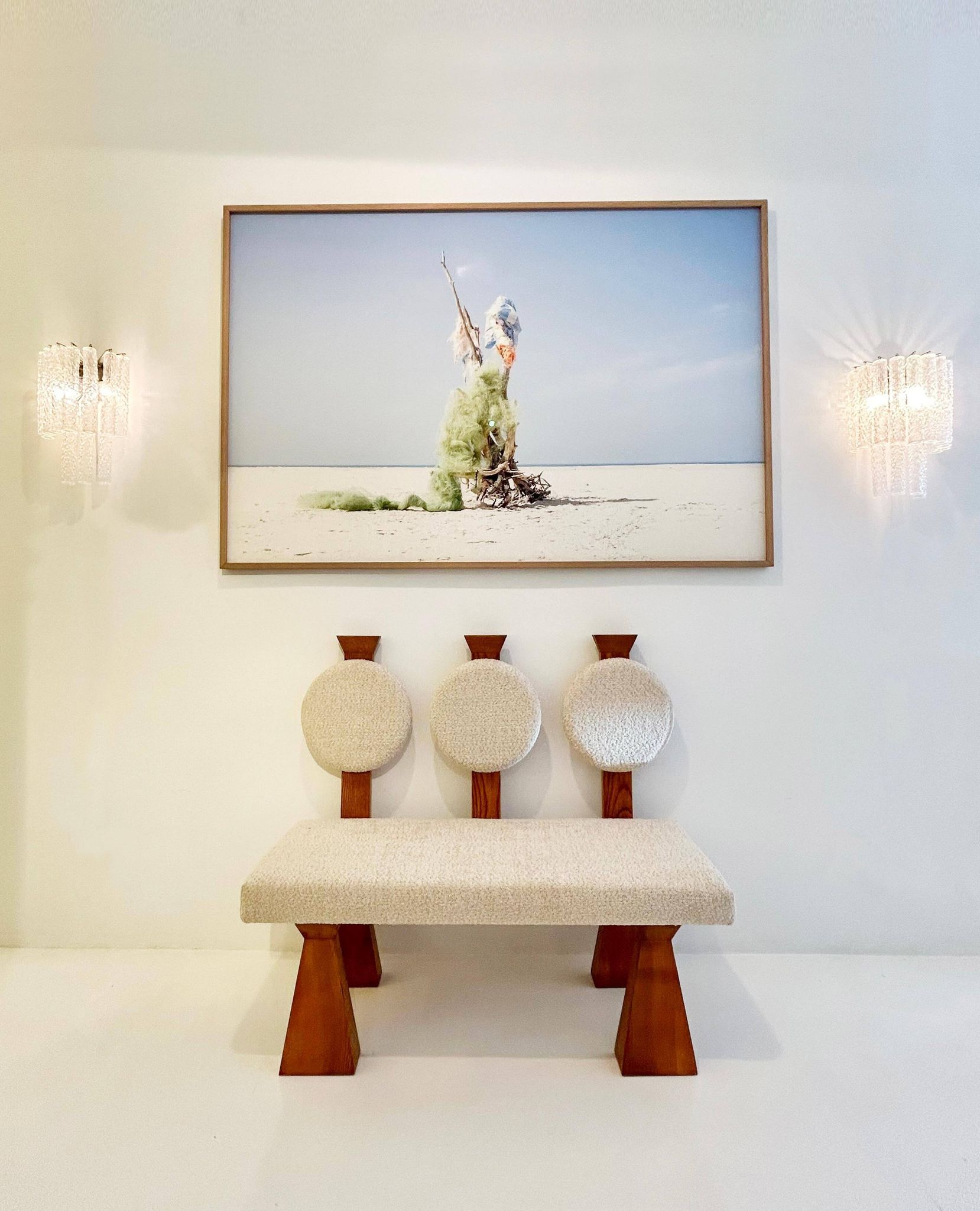 Banc en bois contemporain avec dossier circulaire triple et rembourrage en bouclé, Italie