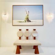 Banc en bois contemporain avec dossier circulaire triple et rembourrage en bouclé, Italie