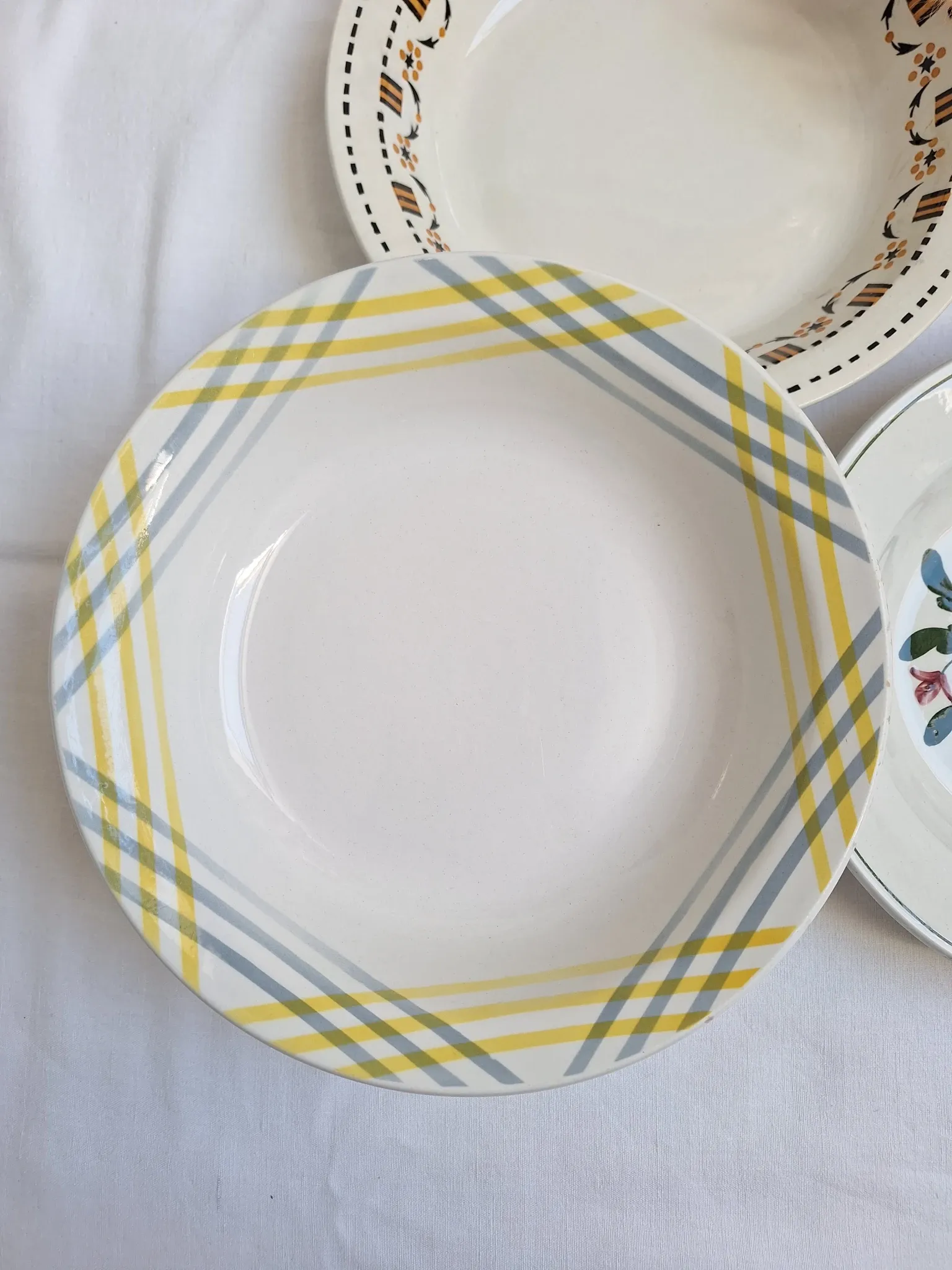 Shallow dish Gien orange and black model 456, Moulin des Loups yellow and grey.