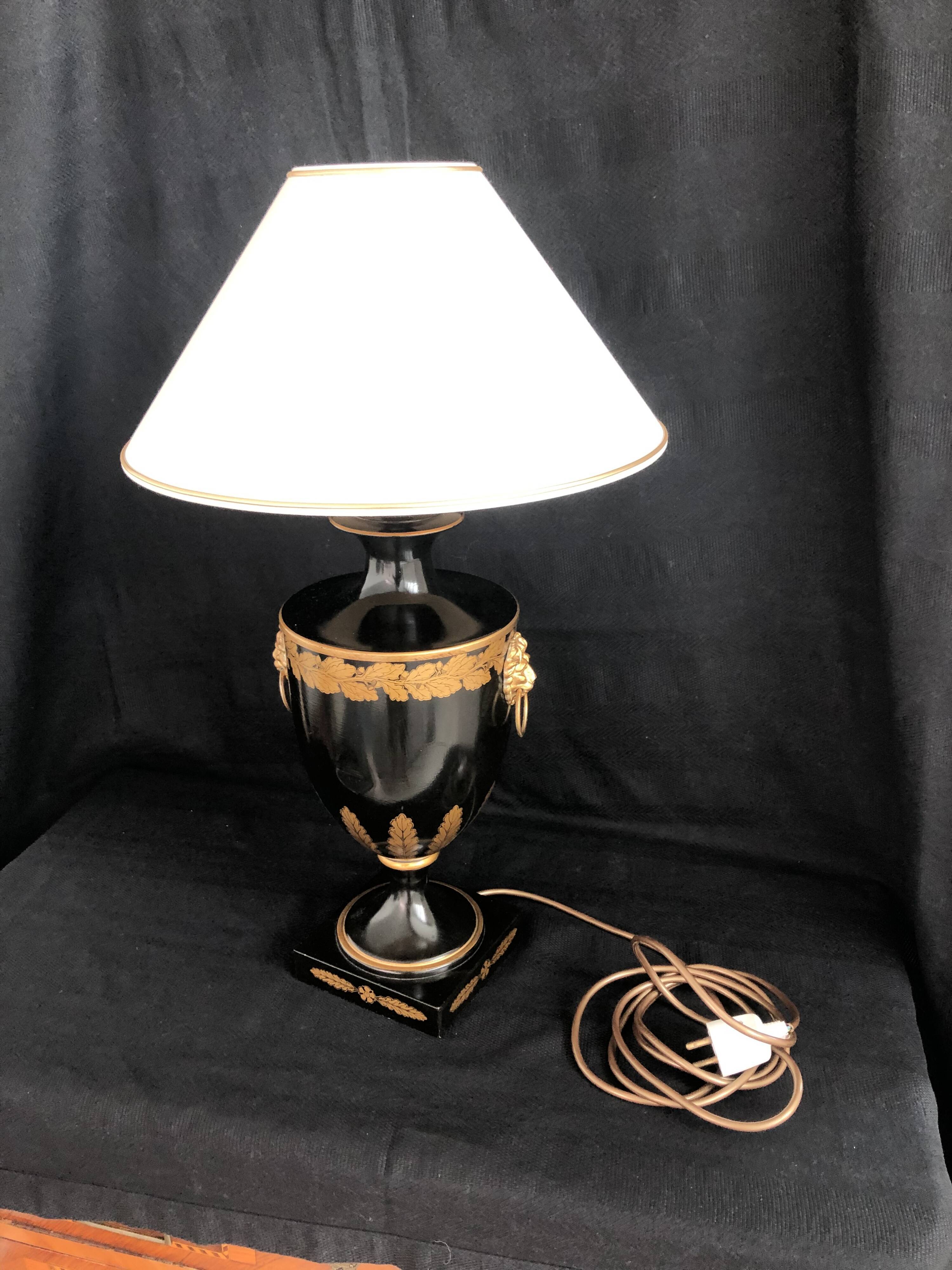 Lampe balustre Lions dorés et abat blanc et liserés dorés - Hôtel Paris Opéra Garnier