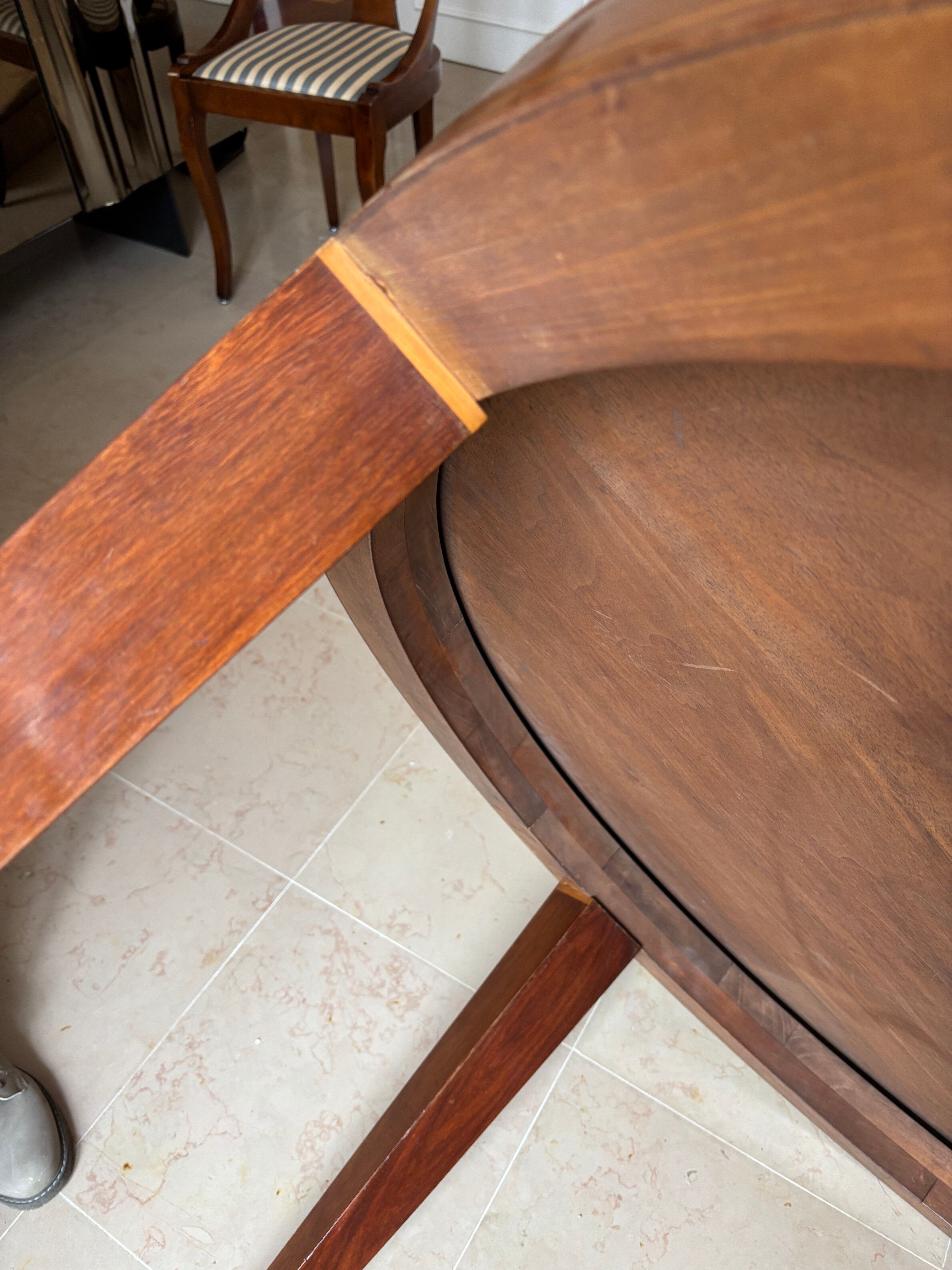 Impeccable 1950s round table in mahogany.