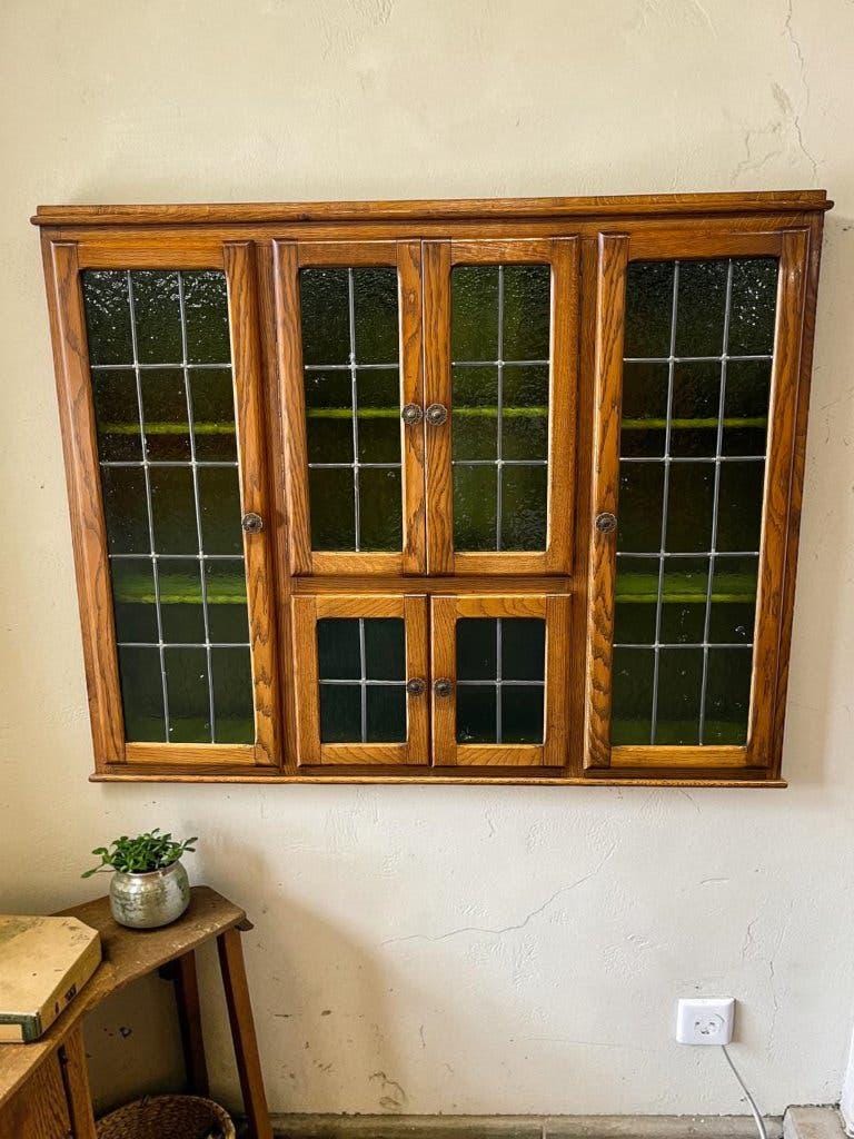 Armoire murale vintage en bois avec vitrail vert