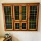 Armoire murale vintage en bois avec vitrail vert