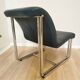Fauteuil lounge vintage en cuir bleu marine : structure tubulaire chromée, style italien futuriste.