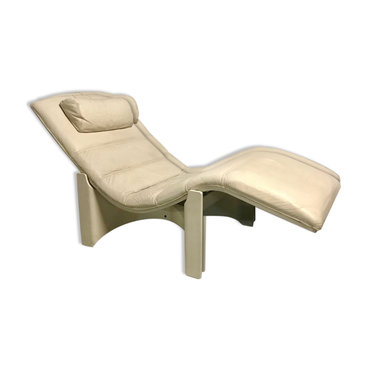 Leather chaise longue