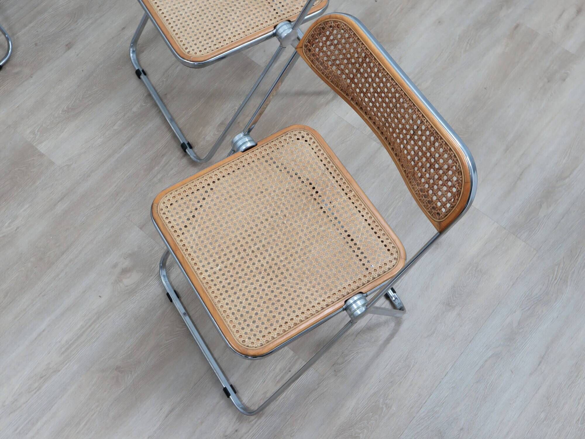 Set de 4 chaises Plia en bois et paille de Vienne par Castelli des années 1970.