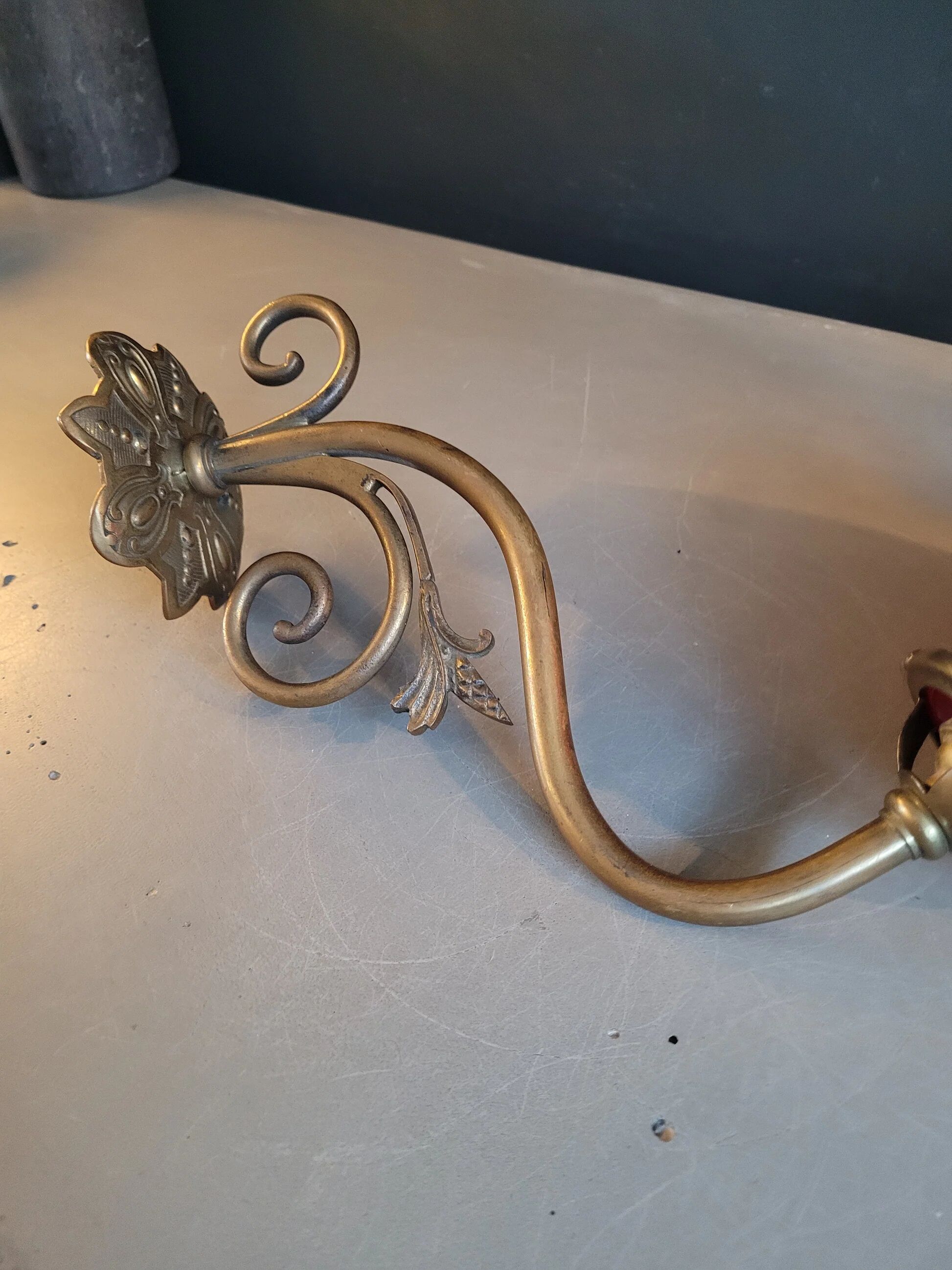 Tulip wall light in brass and red glass