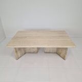 Table basse robuste en travertin italien avec deux pieds à trois pieds, années 1980
