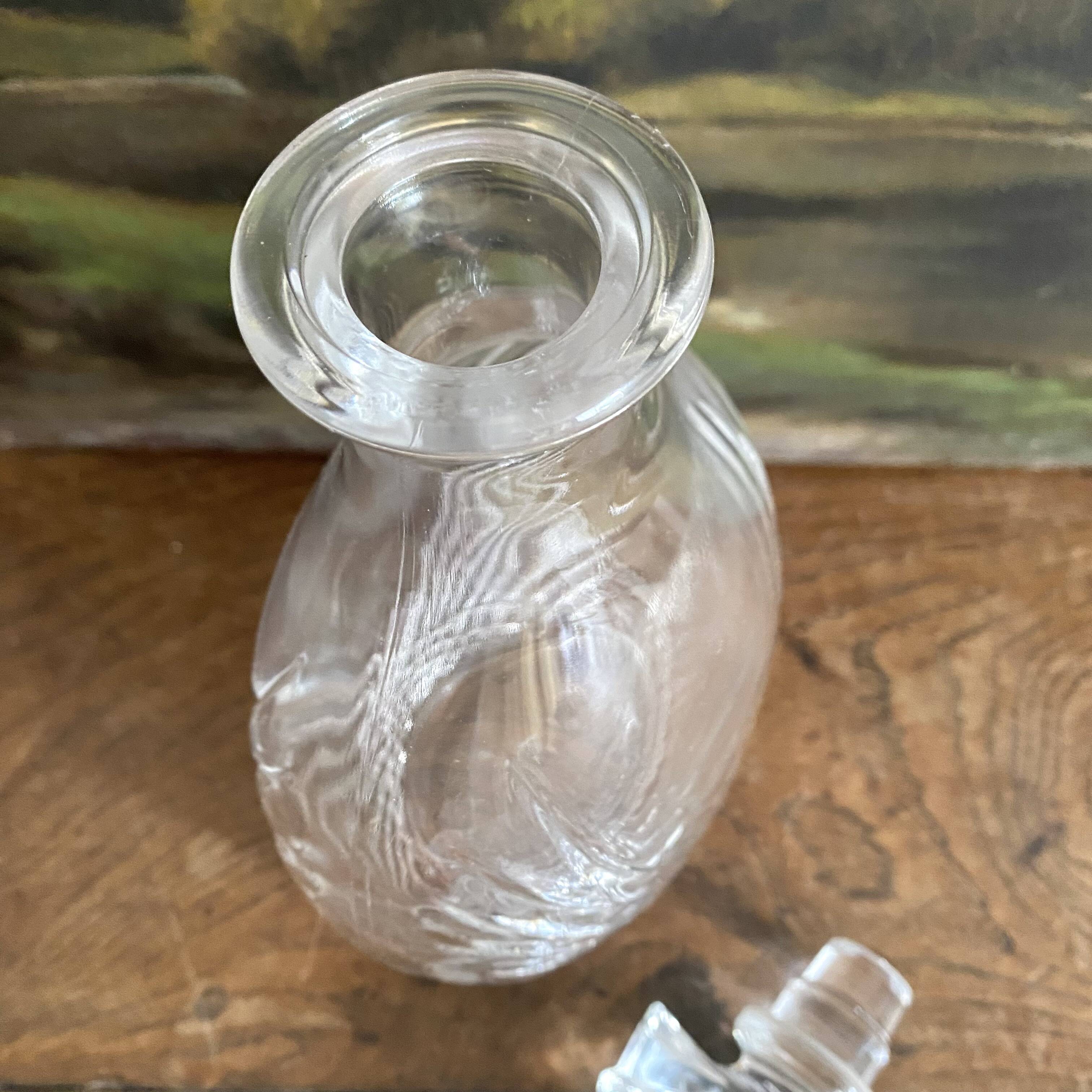 Vintage carafe with fan stopper