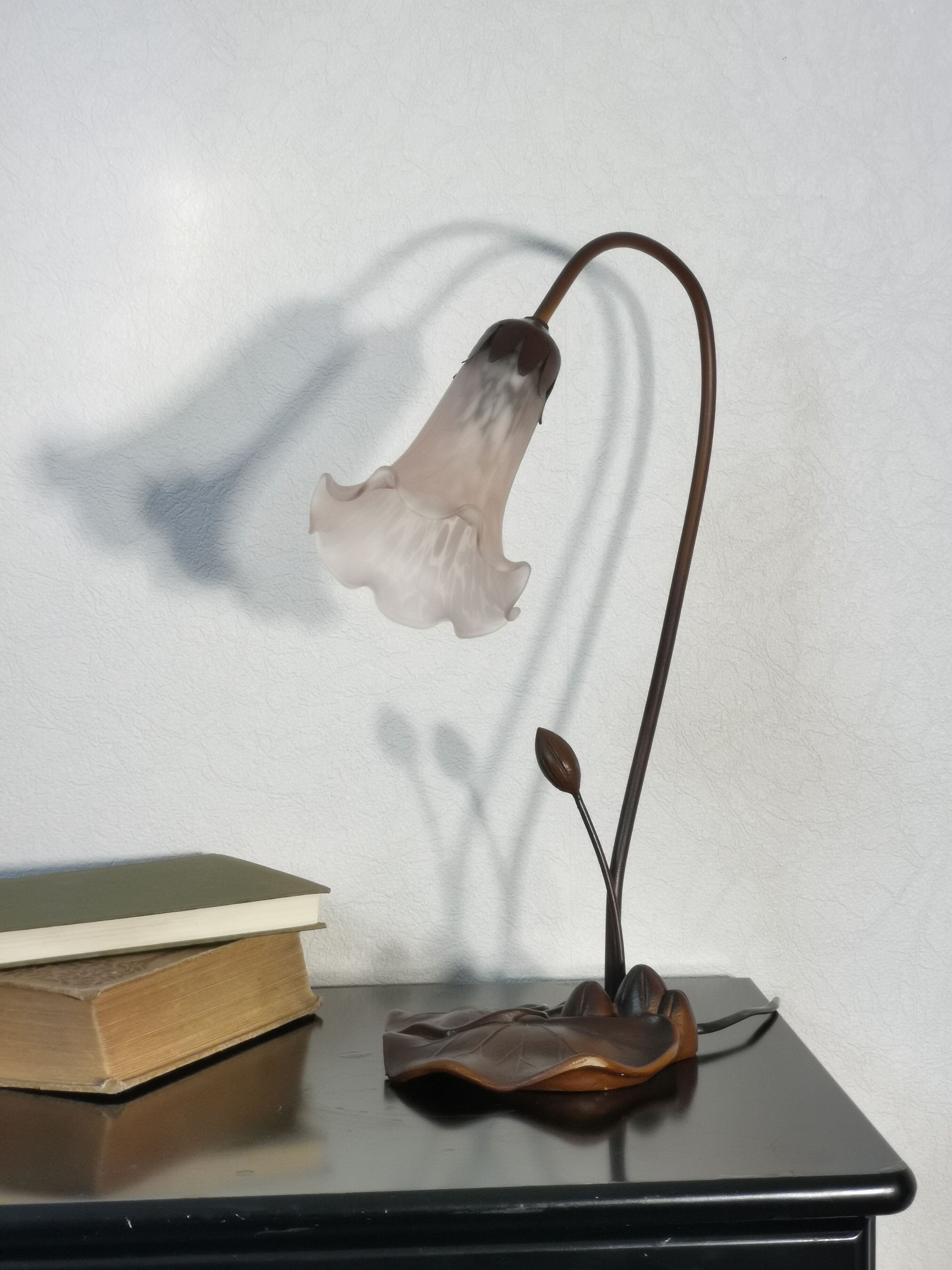 Lampe nénuphar en laiton et pâte de verre, style art nouveau.