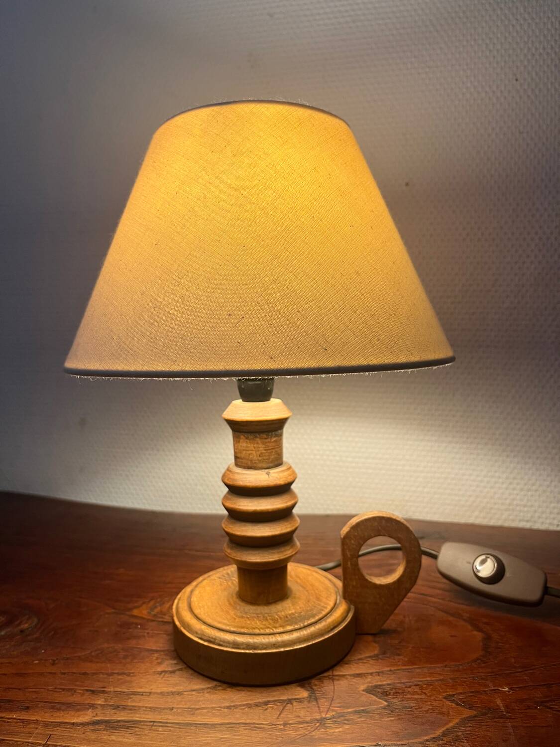 Sculpted wooden table lamp from the 1960s.